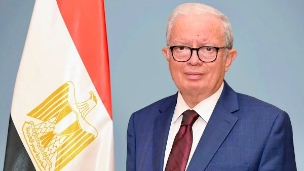 الدكتور حسين عيسى