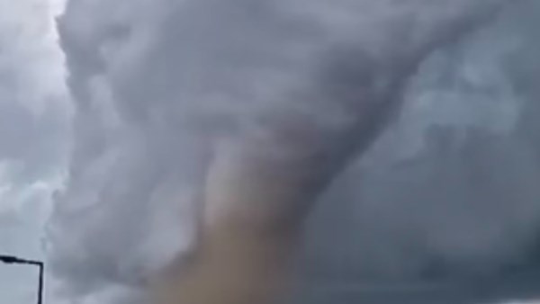 إعصار مدمر