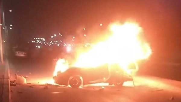 بسبب صلاة الفجر.. شاب ينجو من التفحم بعد اشتعال سيارته أمام مسجد بالسويس
