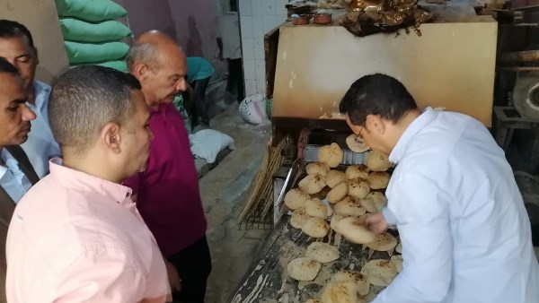     جولة لمحافظ السويس على المخابز تكشف مخالفة في وزن رغيف الخبز