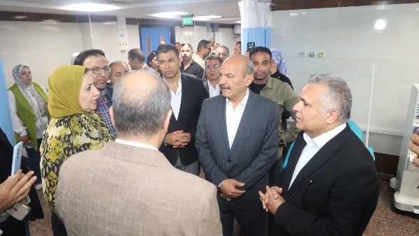     محافظ السويس ورئيس الجامعة يتفقدان مستشفى الجامعة.. تطوير الغسيل والعناية والحضانات