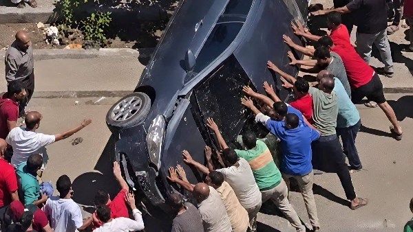 شهامة أهالي السويس.. مواطنون يتكاتفون لرفع سيارة بعد حادث في شارع ناصر