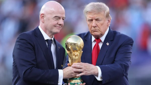 ترامب ورئيس الفيفا يحملان كاس العالم في ختام مونديال 2026
