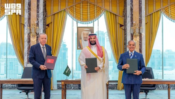 زعماء تركيا والسعودية وباكستان يوقعون اتفاق مكة في السعودية