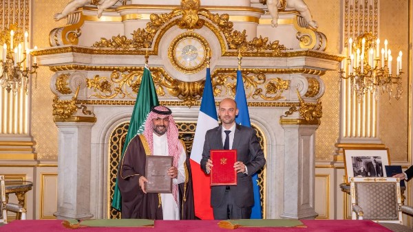 من مراسم توقيع اتفاقية سعودية -فرنسية خلال زيارة الأمير محمد بن سلمان إلى باريس 