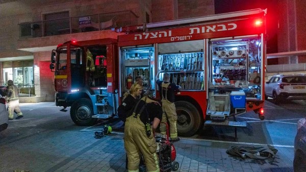 رجال إطفاء إسرائيليون يعالجون شخصا مصابا- صورة أرشيفية