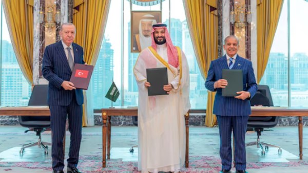 زعماء تركيا والسعودية وباكستان خلال توقيع اتفاق مكة في السعودية