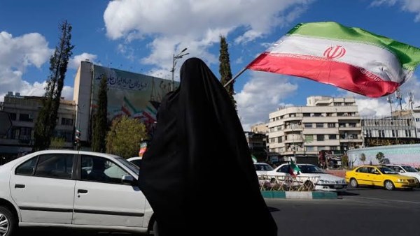 سيدة ترفع علم إيران