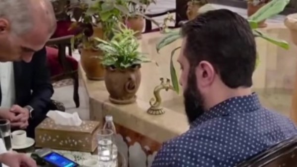  الشرع يجري أول عملية دفع ببطاقة «فيزا»