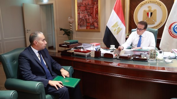 وزير الصحة مع سفير مصر لدى أوغندا 