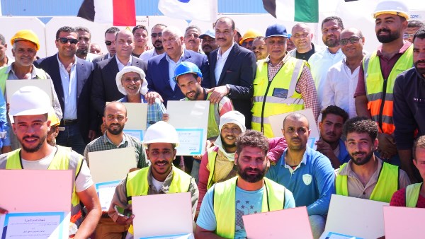 وزير العمل ومحافظ مطروح وسط العمالة غير المنتظمة 