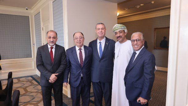صورة تجمع سفير سلطنة عُمان والسفير دياب اللوح 
