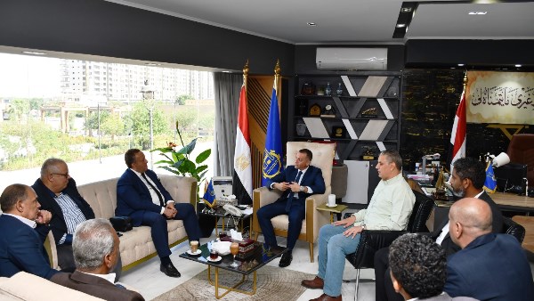 محافظ أسوان يستقبل نقيب المهندسين الوفد المصاحب له