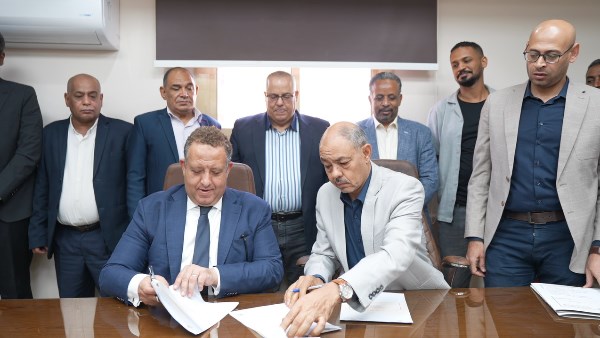 المهندسين توقع عقدي تخصيص أرض لإقامة مقر للنقابة بأسوان الجديدة 