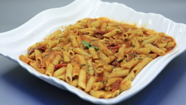  المكرونة بصوص الطماطم