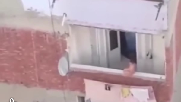 طفل البلكونة 