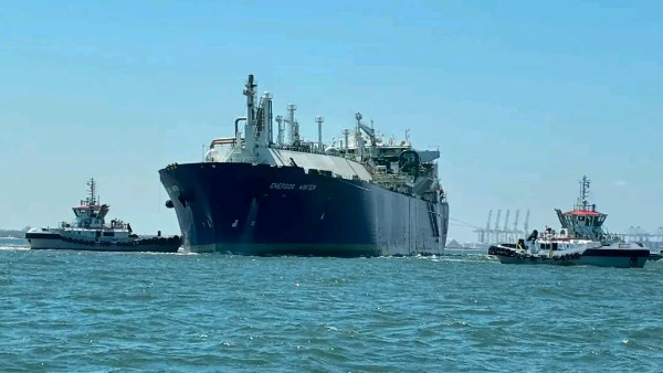 كيف نجح رجال ميناء دمياط في تحرير السفينة ENERGOS WINTER وقطرها إلى المياه العميقة؟