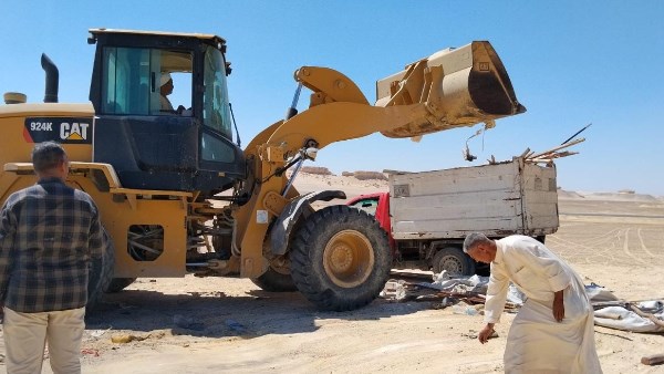 محافظ الفيوم يسترد 100 فدان بطريق الريان الواحات والتحفظ على معدات التعدي