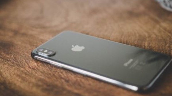  أسباب تجعلك تضع هاتفك مقلوباً على الطاولة