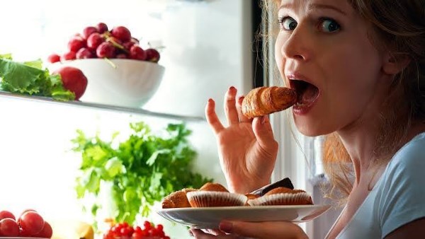 لماذا تزداد الرغبة في الحلويات ليلًا؟ 6 أسباب وراء اشتهاء السكر 