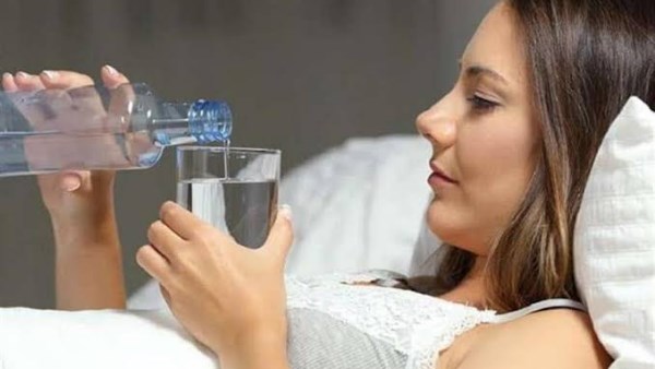 شرب المياه قبل النوم والتبول المتكرر.. ما الوقت المناسب لآخر كوب؟ 
