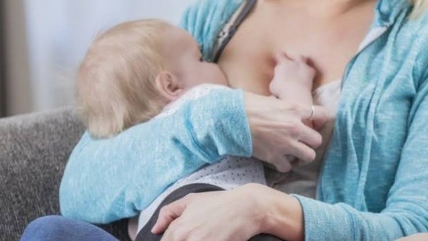 ماذا يحدث لجسم الطفل عند أول رضاعة؟ 