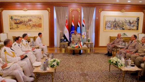وزير الدفاع ورئيس الأركان يلتقيان رئيس هيئة الأركان العامة للجيوش الفرنسية لبحث التعاون العسكري المشترك