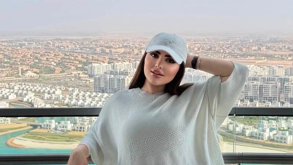 زوجة مسلم تثير الجدل بإطلالة ملفتة