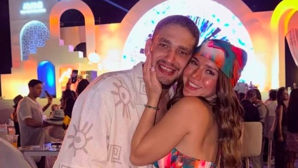 رنا رئيس بإطلالة جريئة رفقة زوجها