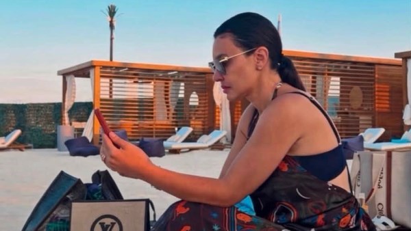 دينا فؤاد تثير الجدل بإطلالتها على البحر