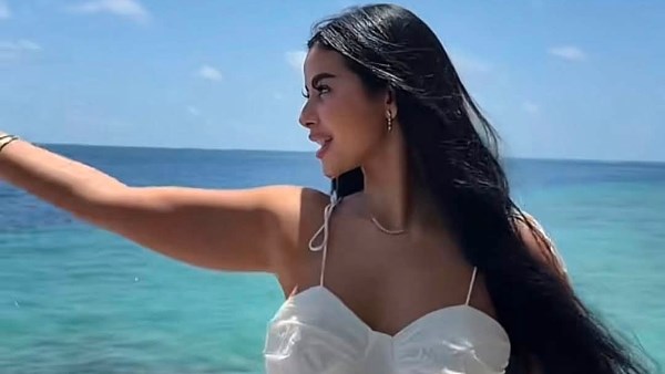 منة عرفة تثير الجدل بفستان جرئ