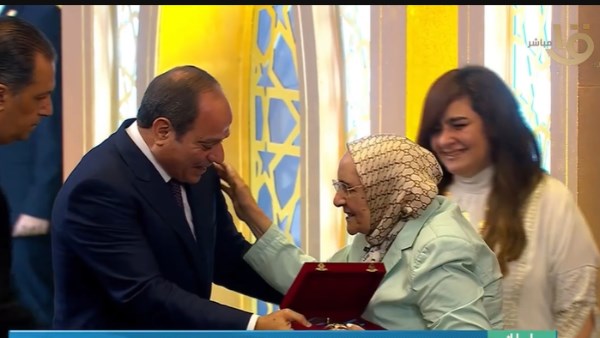 الرئيس السيسي يكرم الدكتورة آمال إسماعيل بعد حصولها على الدكتوراه في الثمانينيات من عمرها