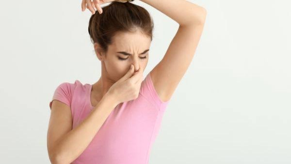 أسباب صحية وراء رائحة الجسم الكريهة 