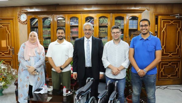 رئيس جامعة الأزهر يسلِّم عددًا من الكراسي المتحركة للطلاب ذوي الهمم ويلتقط معهم صورًا تذكارية 