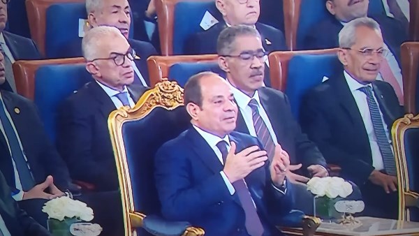 الرئيس السيسي يتفاعل مع إنشاد الموهوب فياض أحمد فياض