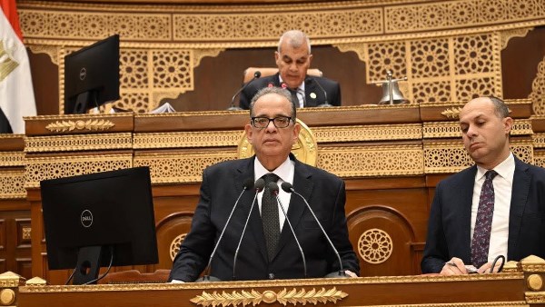 النائب طارق عبد العزيز