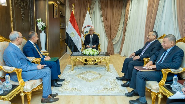 جمبلاط يبحث مع سفير مصر بأوغندا فرص جديدة للتعاون الصناعي