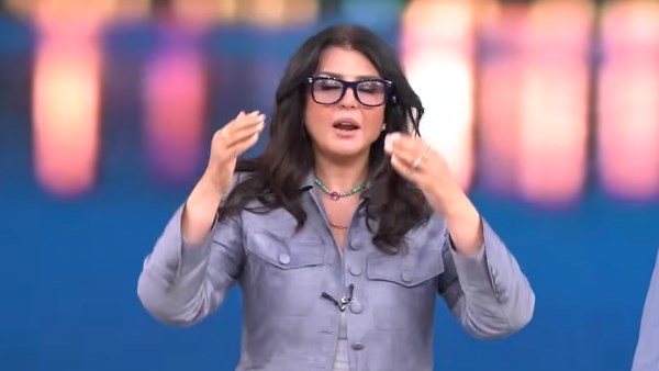  الإعلامية منى الشاذلي