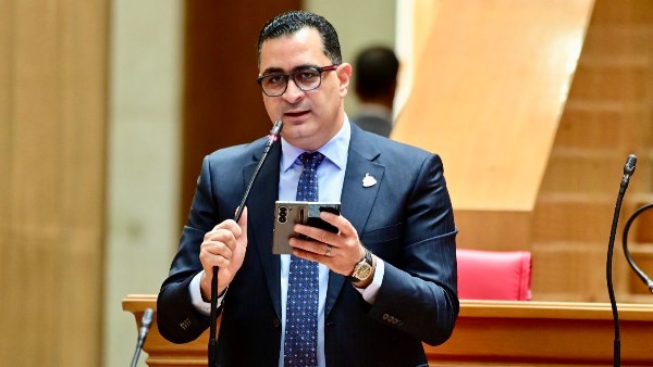  النائب محمود طاهر