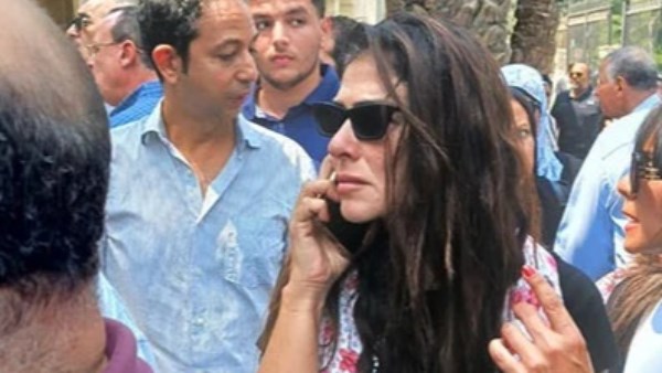 بسمة بجنازة ابنة نجلاء فتحي
