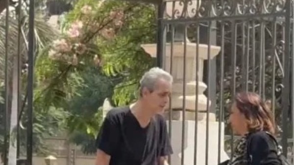 سيف أبو النجا فى جنازة ابنته ياسمين 