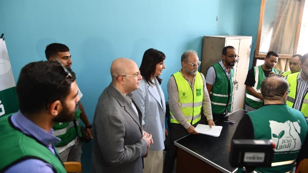 محافظ الفيوم والسفيرة نبيلة مكرم 
