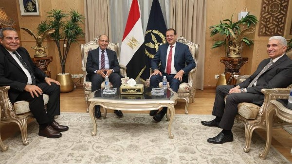 محافظ المنيا خلال اللقاء 