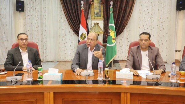 محافظ المنيا خلال اللقاء 