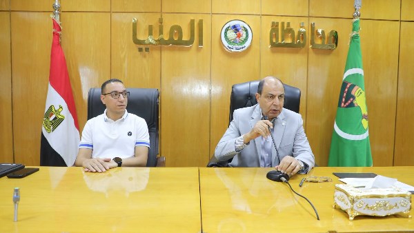 محافظ المنيا خلال اللقاء 