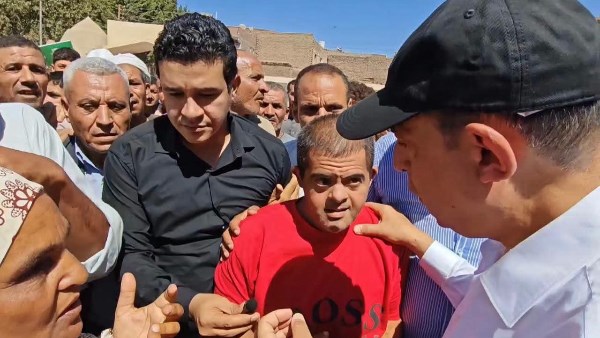 محافظ المنيا مع المواطنين 