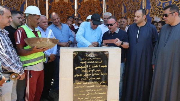 محافظ المنيا يضع حجر الأساس 