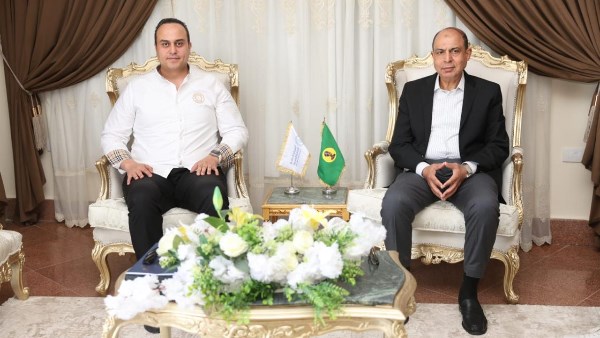 محافظ المنيا خلال اللقاء 