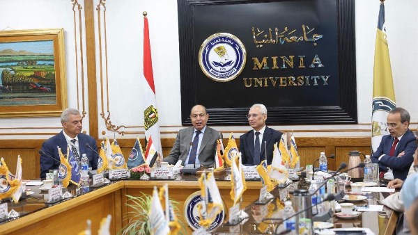 محافظ المنيا ورئيس الجامعة بمجلس جامعة المنيا 