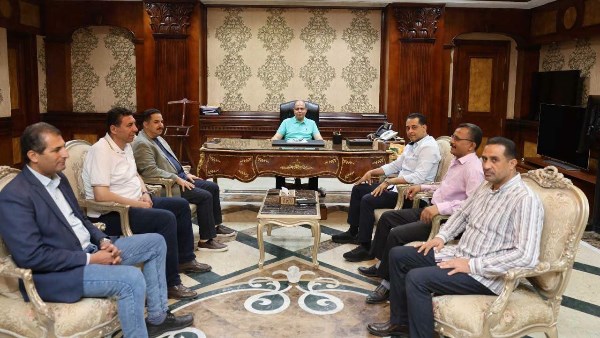 محافظ المنيا يبحث الاستعداد لافتتاح معرض اهلا مدارس 